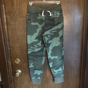 Gap boys youth extra large camouflage sweatpants in good condition